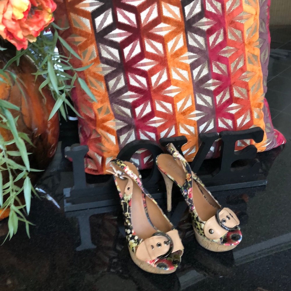 Guess Pumps